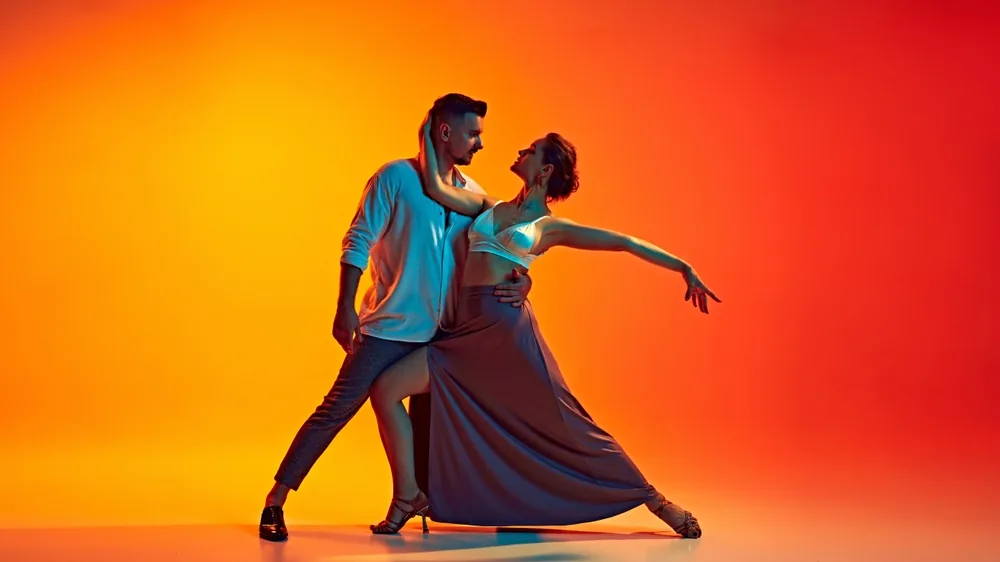 Pareja bailando salsa