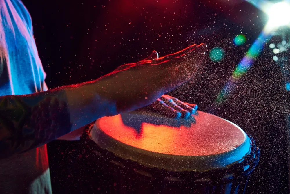 Percusionista tocando conga
